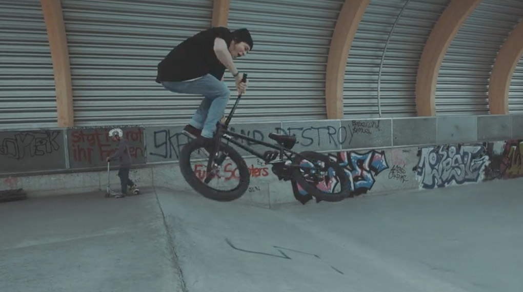 André Bodlin verabschiedet sich in mit ein paar knackigen Lines von seiner Wahlheimat Stuttgart. Mehr dazu in diesem Video aus dem Skatepark Pragfriedhof.