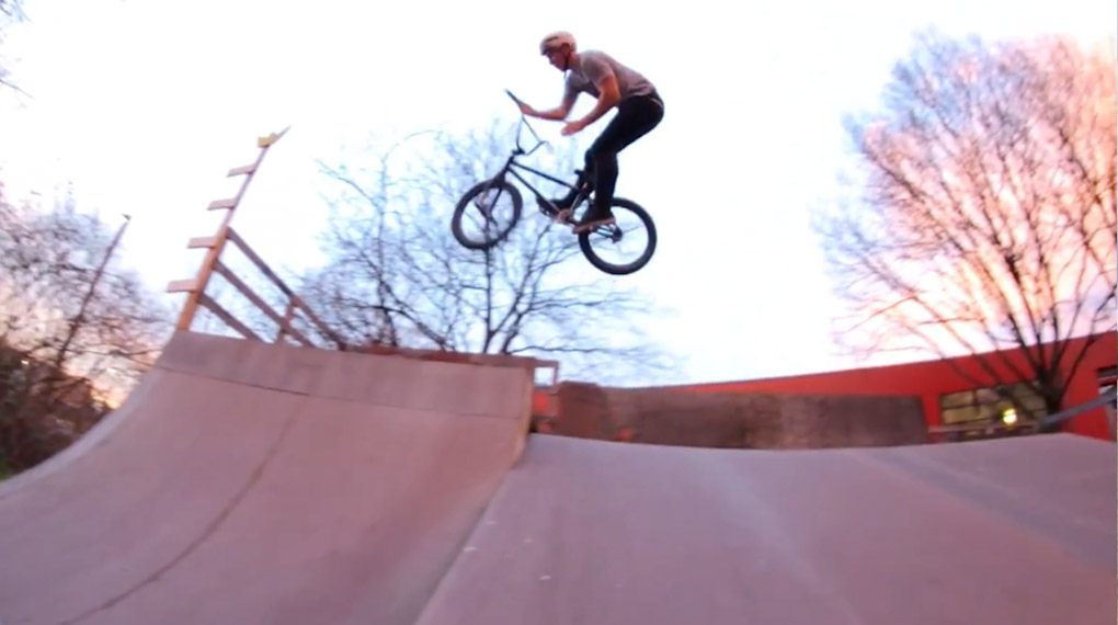 Andy Müller und Gianni Baumeister haben noch schnell ein paar Clips am JUZ Buchholz gefilmt, bevor die Rampen dort wegen Baufälligkeit abgerissen werden.