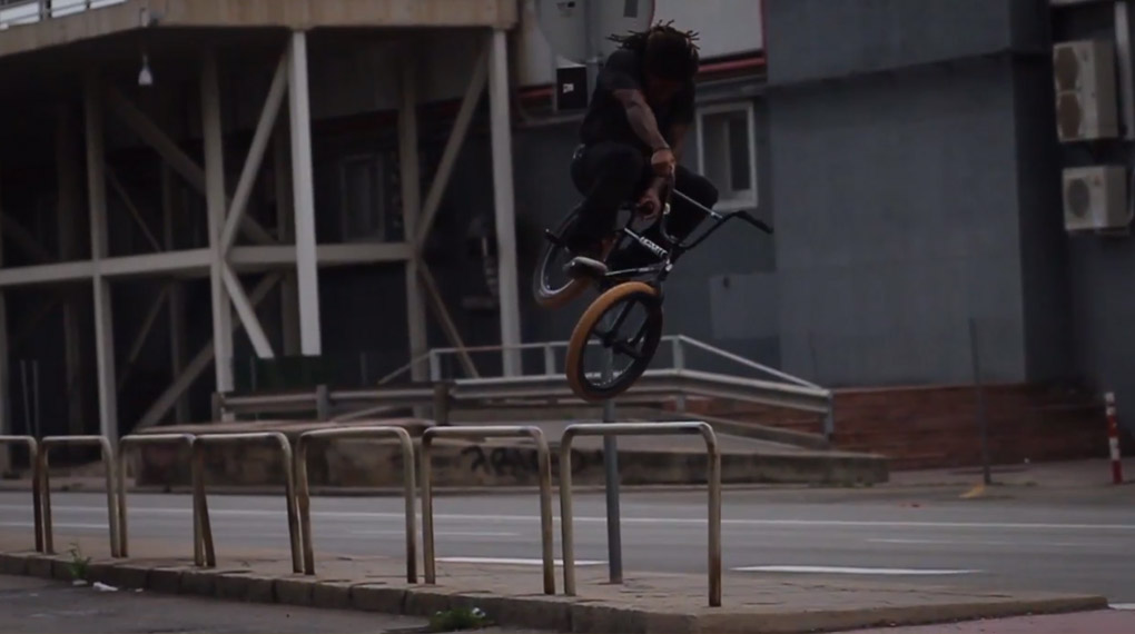 Brad Simms hat sich für Merritt die Straßen von Barcelona vorgeknöpft – und die hatten gegen Brads unfassbaren Pop natürlich keine Chance.