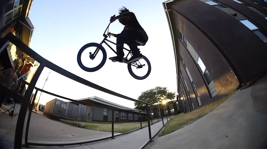 Brad Simms hat im Auftrag von Merritt BMX diverse Streetspots in Austin dem texanischen Erdboden gleichgemacht. Mehr dazu in diesem Video.