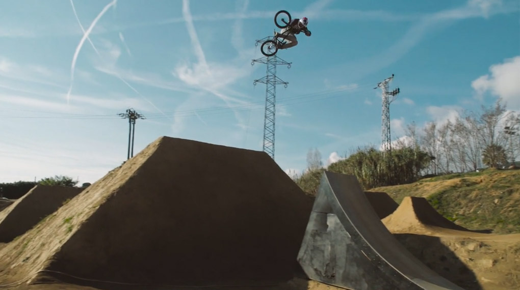 Die Gebrüder Maxime und Timothé Bringer sind neu im Team von GT Bicycles und machen zum Einstand gleich mal den La Poma Bike Park in Barcelona platt. Wild!