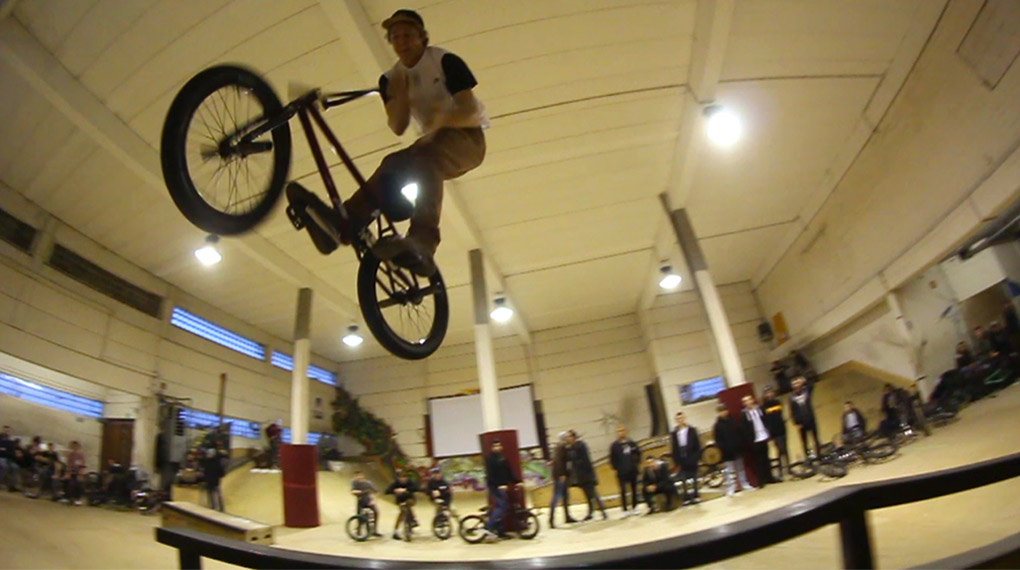 Grindgenuss auf engstem Raum: Hier findest du unser Video vom Ciao Jam in der Skatehalle Wiesbaden.