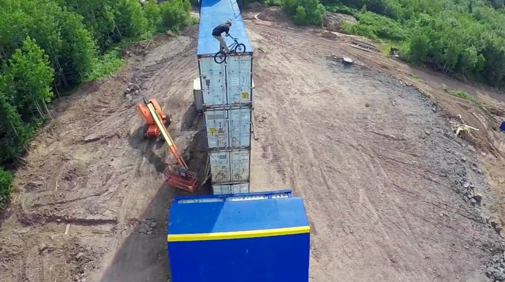 Uncontainable mit Drew Bezanson ist eines der spektakulärsten BMX-Videos aller Zeiten. Wir haben ein Behind-the-Scenes-Video von den Dreharbeiten für euch.