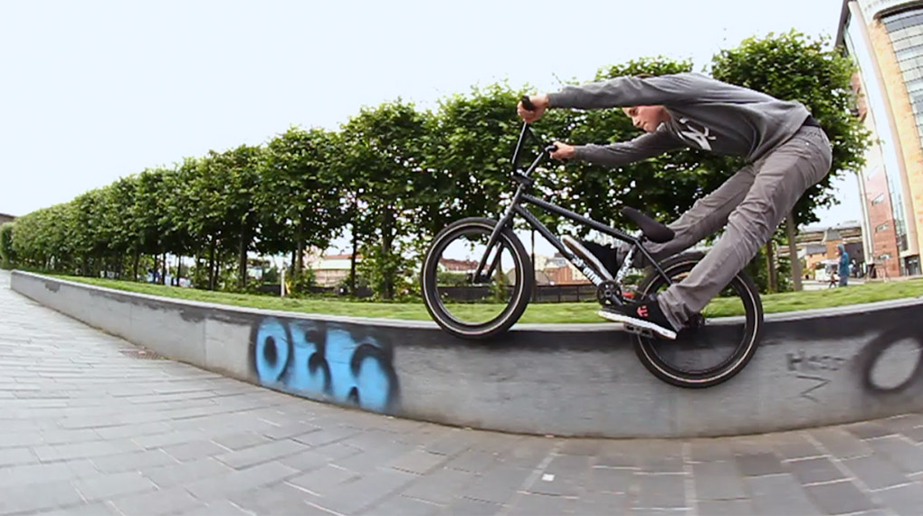 2015 war das Jahr der Endloslines. Wir haben einige der besten Exemplare aus den 37 freedombmxTV-Videos des vergangenen Jahres rausgesucht. Let it roll!