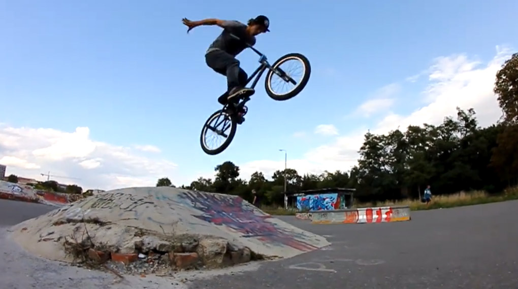 Wer auf Suicides und Grinds steht, ist bei diesem Video mit Jonas Raderecht aus Dresden in der Hauptrolle definitiv an der richtigen Adresse.