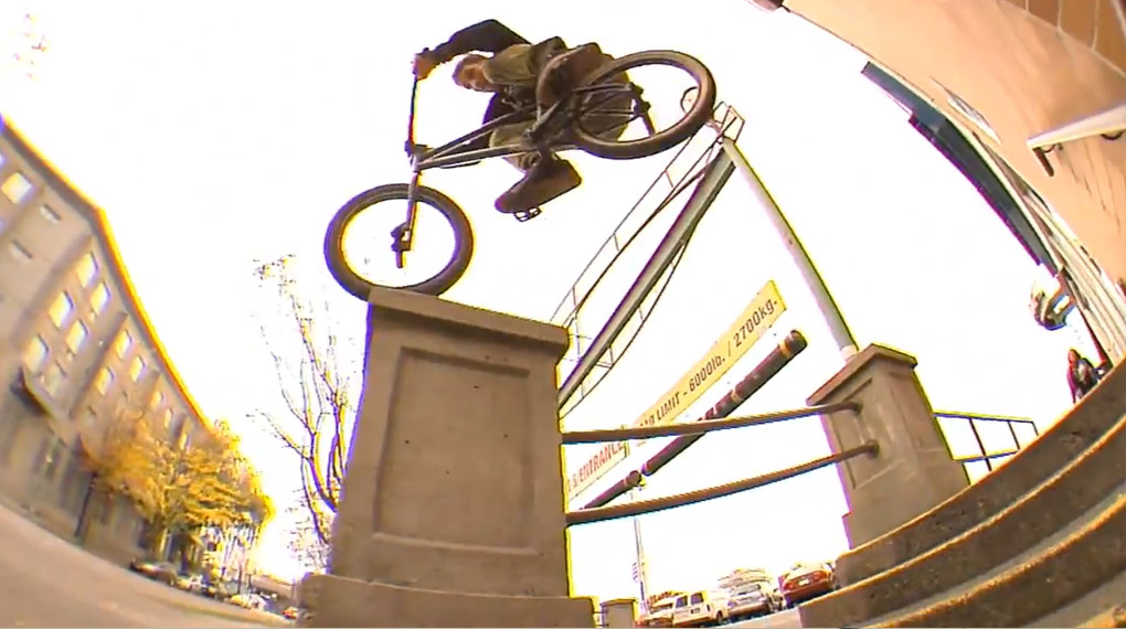 Hammerknaller! Jordan Hango hat für Fitbikeco. ein Meisterwerk in Vancouver gefilmt, bei dem Metallpegs und eine Kassettennabe zum Einsatz kommen.