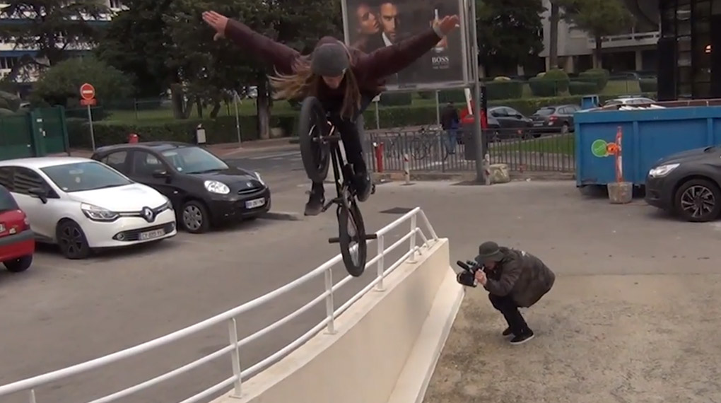 Tee zu trinken und OM-Zeichen auf eine Mauer zu kritzeln, gehört für Joris Coulomb bei einer Streetsession genauso dazu, wie eine geballte Ladung Tech.