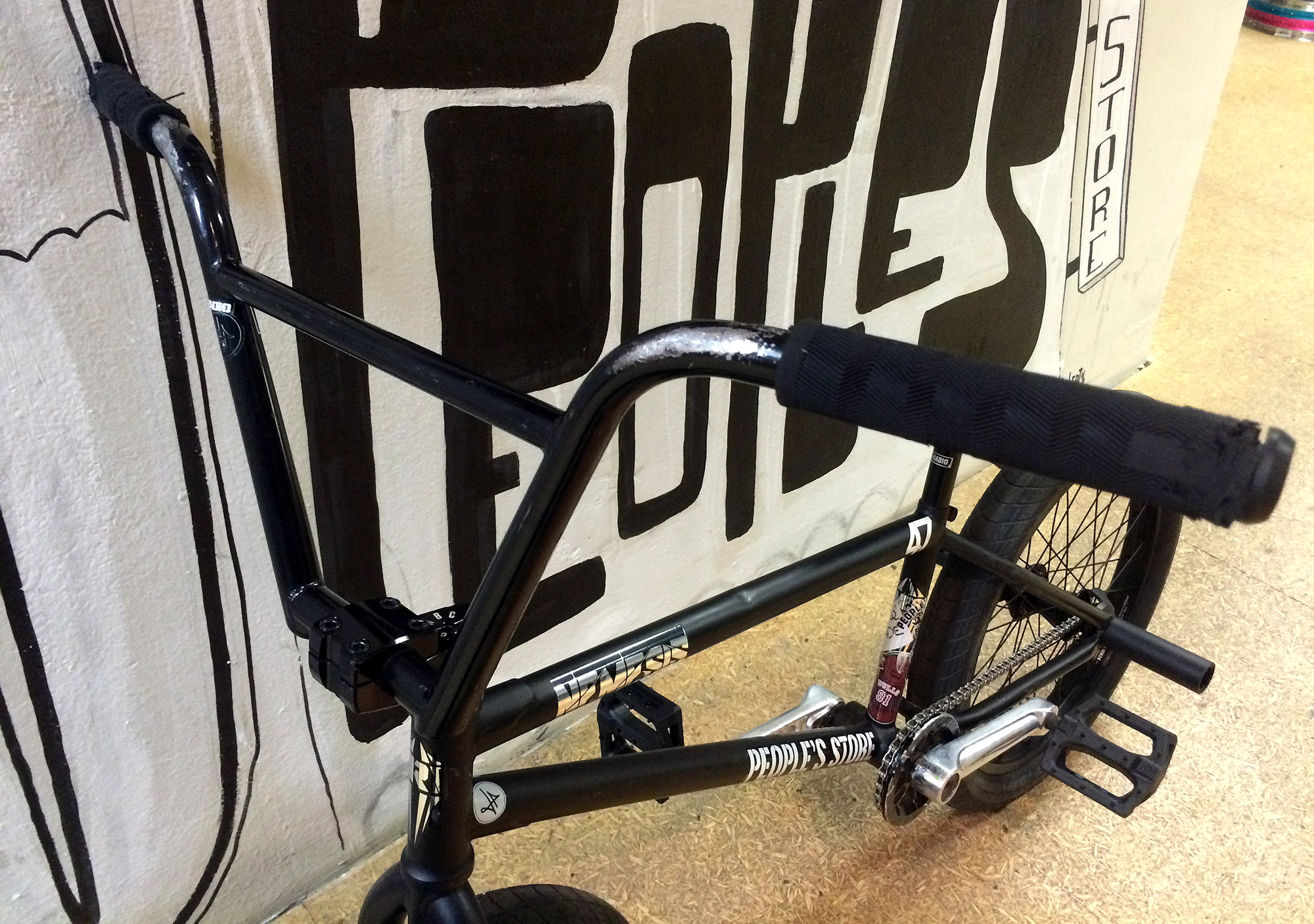 Die Kratzenspuren am Lenker verraten, dass Leon in letzter Zeit viel an seinen Nosemanual- und Hang-5-Skills gefeilt hat