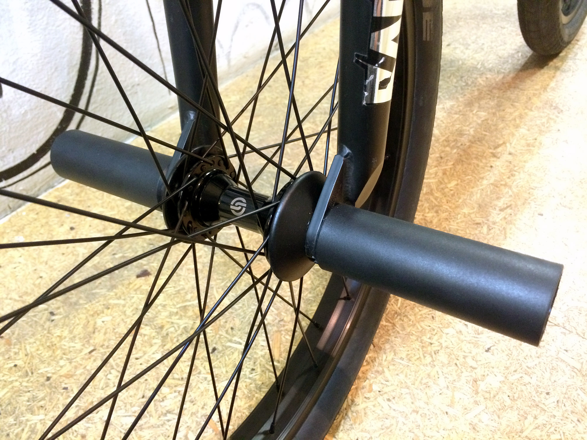 Leon Hoppe testet gerade die neue Vorderradnabe von Salt