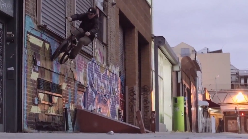 Durch die Straßen von New York City mit Mark Gralla, Mike Hoder, Ralphy Ramos, Matt Miller, Tyrone Williams und Garrett Hoogerhyde von Animal Bikes.