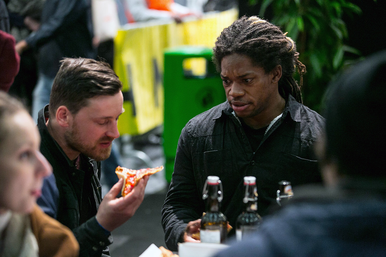 Während Stefan Lantschner (links) es sich schon schmecken lässt, scheint Brad Simms hinsichtlich der Pizza noch ein wenig skeptisch zu sein
