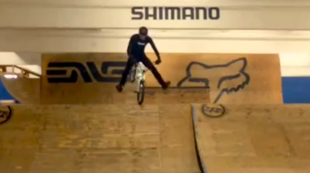 Paddy Gross zerlegt für Colony die Minirampe im Lumberyard Bike Park in Portland (Oregon= mit zwei Bremsen am Rad und einer Kappe unter Helm.