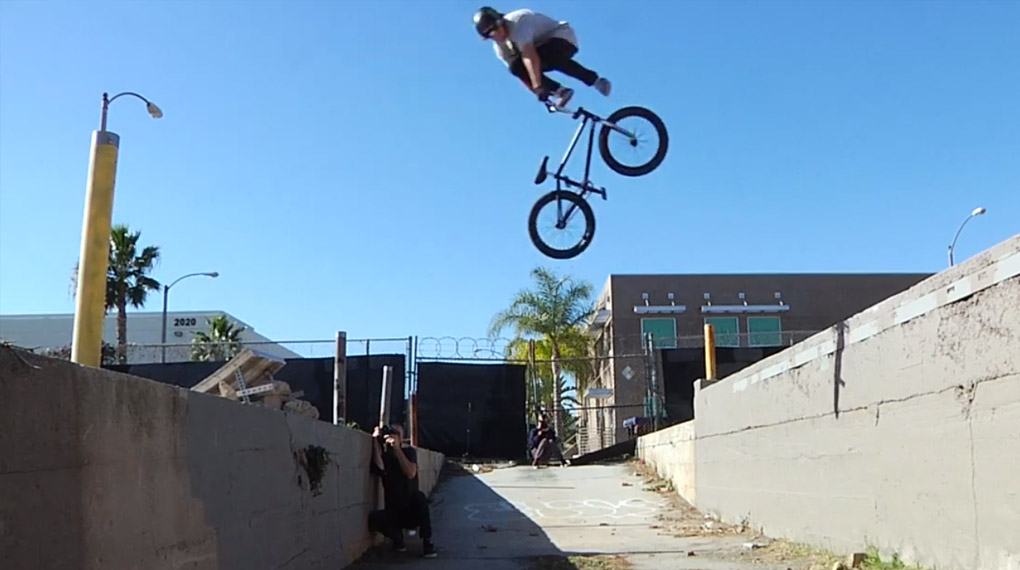 Pat Casey und Kevin Peraza haben für dieses unterhaltsame Video einige Streetspots in Russland und Kalifornien mit einem kleinen Kicker modifiziert.