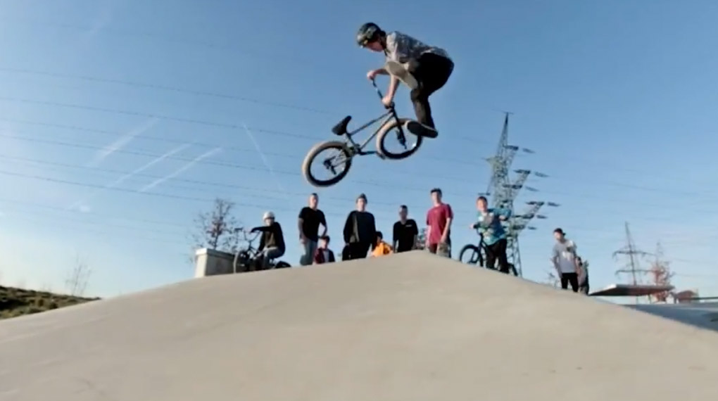 Robin Kachfi hat ein schickes Video für den kunstform BMX-Shop und die Mazzaka Crew im Betonpark in Mannheim-Schönau gefilmt. Hier geht