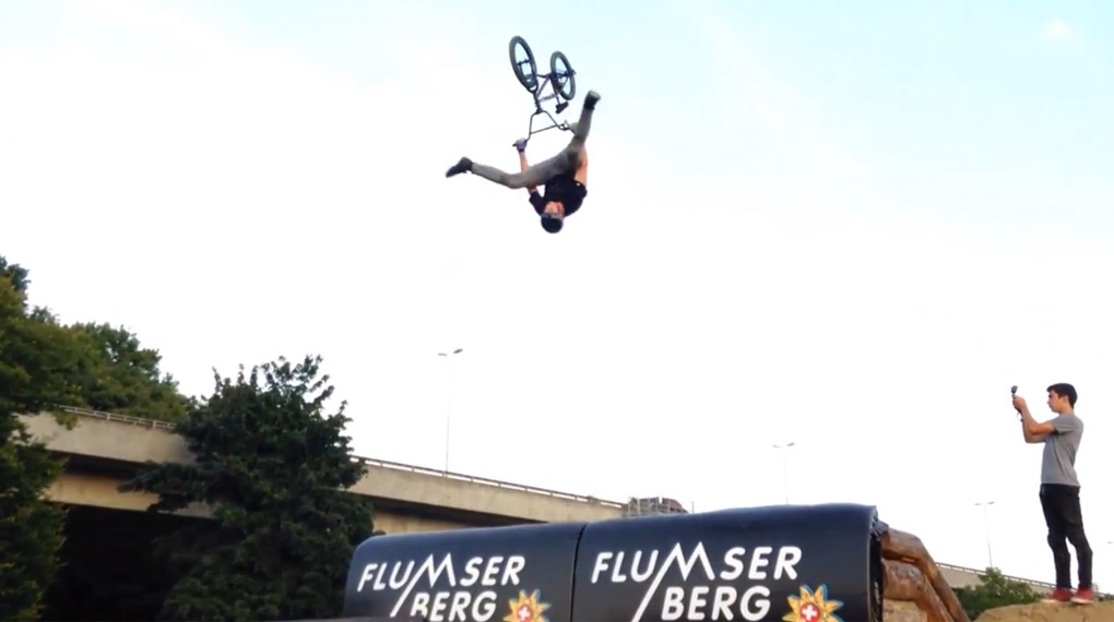Barhop Rückwärtssalto extrem! Simon Moratz präsentiert in diesem Video seine neuste Kreation: den Shaolin Backflip.