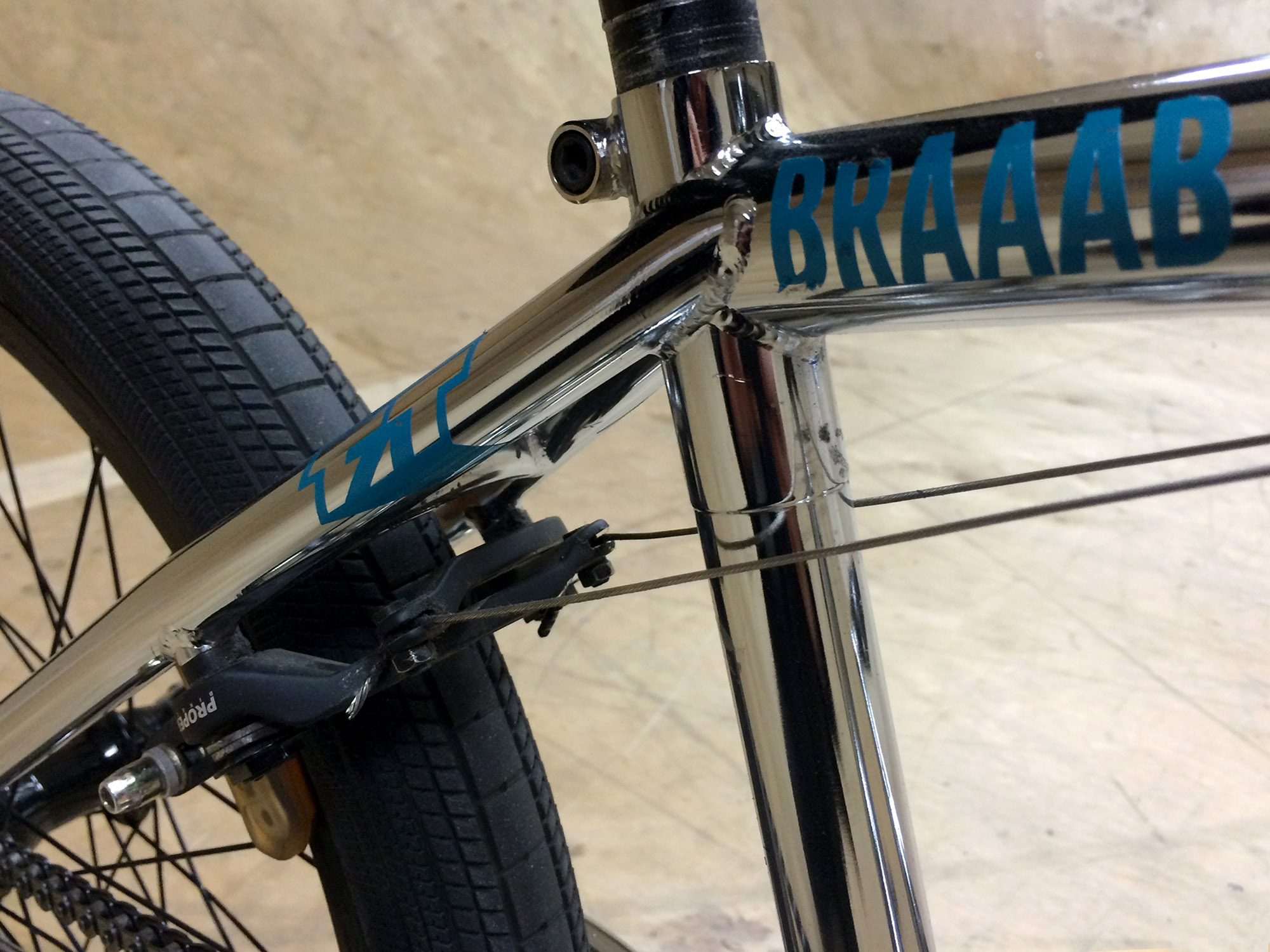 BRAAAB! Quietsch, quietsch. BRAAAB!