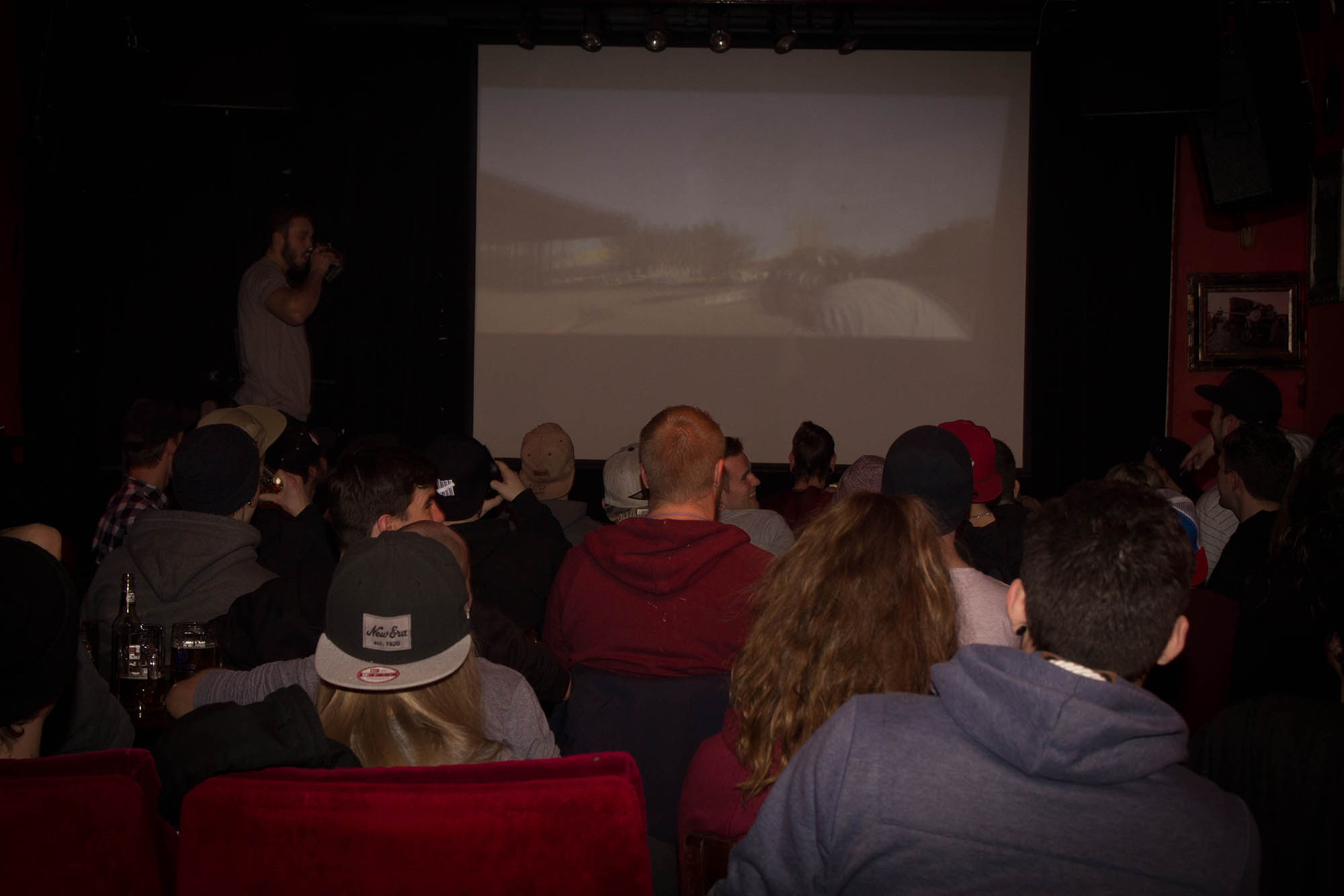 Es macht viel mehr Spaß ein BMX-Video mit den Homies auf einer Leinwand zu gucken als zu Hause alleine vor dem Computerbildschirm zu sitzen