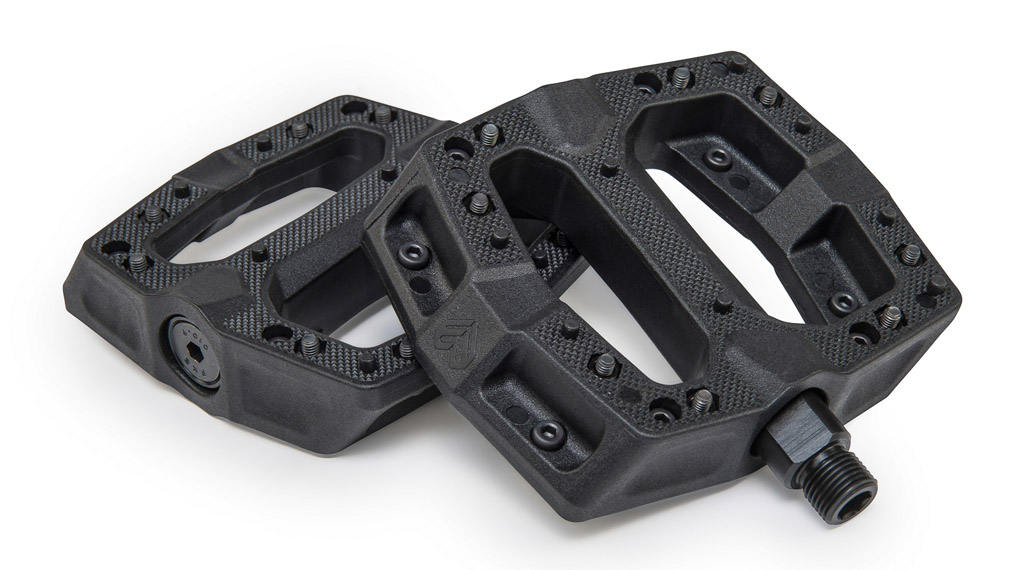 Die AK Pedals von éclat kommen mit einem äußerst geräumigen Kunststoffkörper, austauschbaren Metallpins und einer angeblich unzerstörbaren Achse.