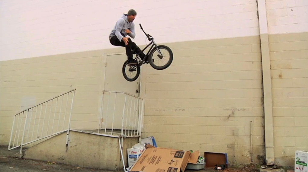 Ryan "Biz" Jordan haut in diesem Promovideo für sein Signaturefreecoasterlaufrad von Demolition einige Hochgeschwindigkeitslines und einen Halfbarspin raus.