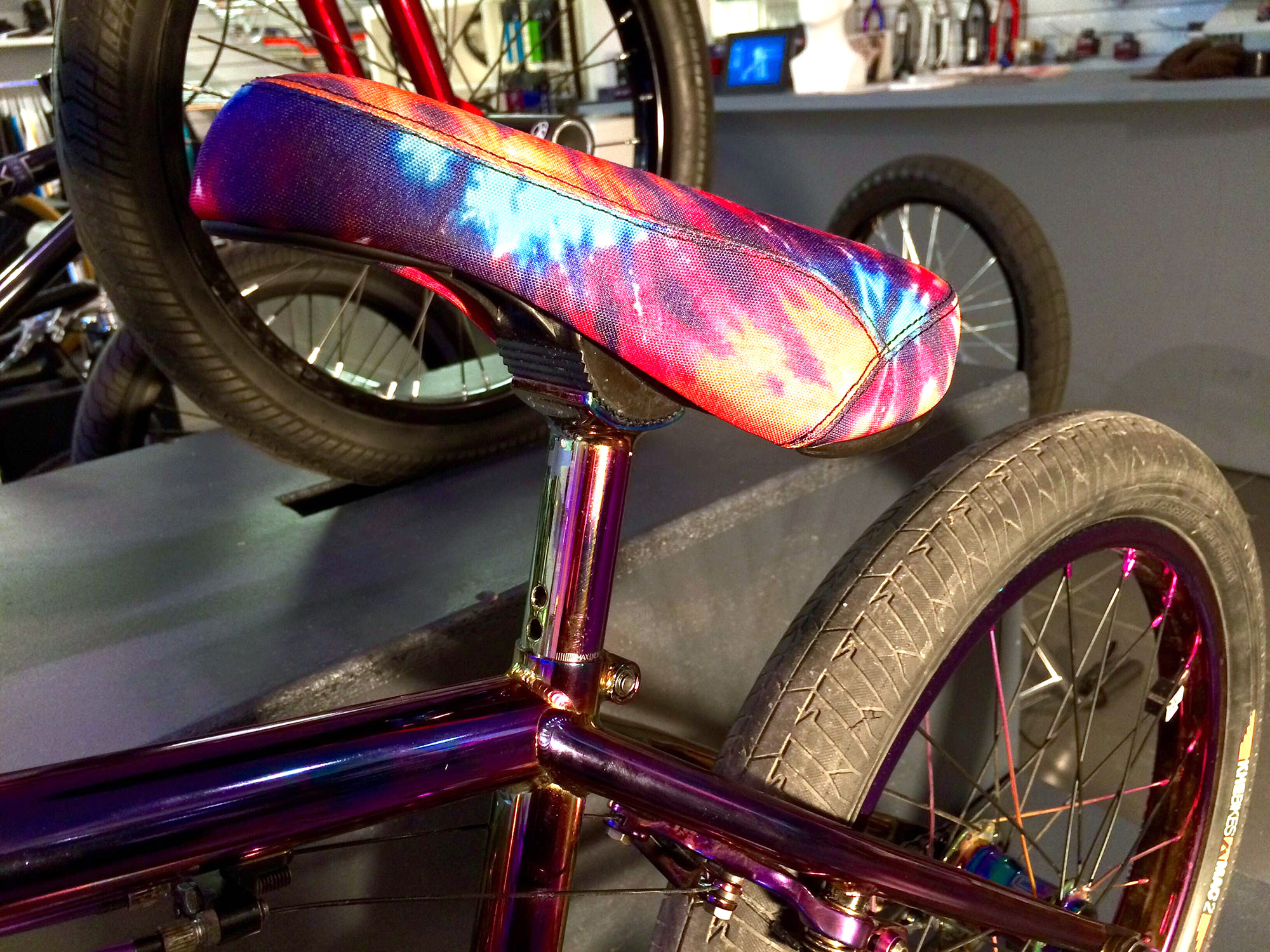 Ein Sattel in oil slick gibt es bisher noch nicht, aber der Further von Stranger mit Batikmuster kommt der Sache schon recht nahe