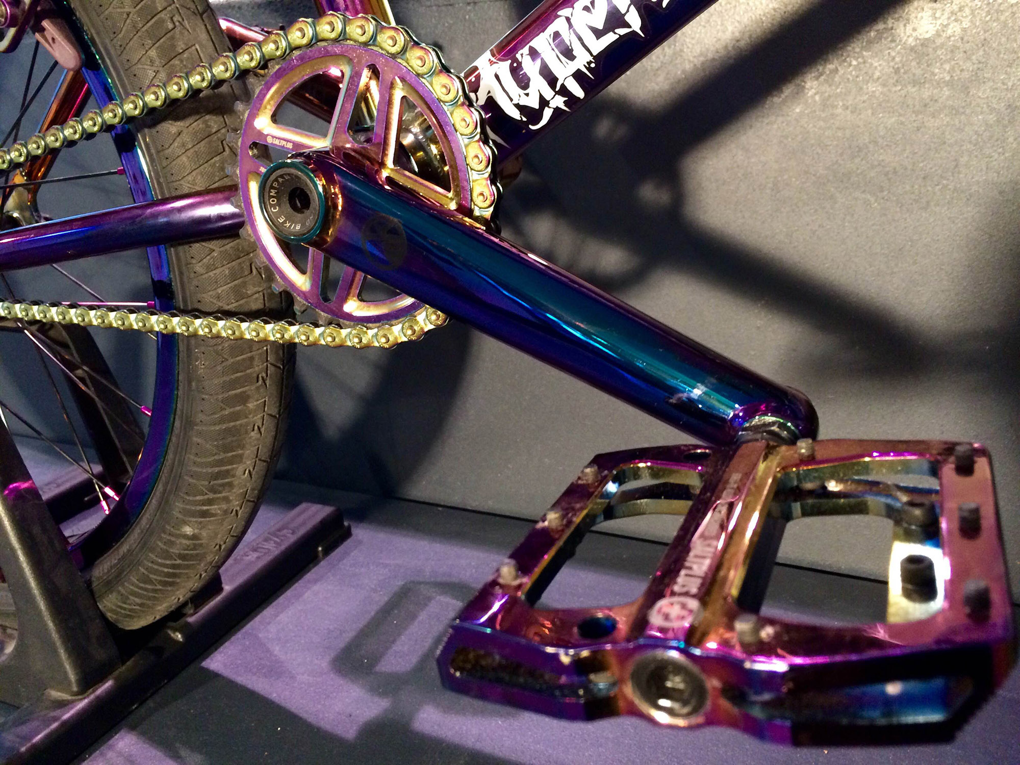 SaltPlus Manta Kettenblatt, Mankind Nexus Kurbel und SaltPlus Echo Pedale – natürlich alles in oil slick