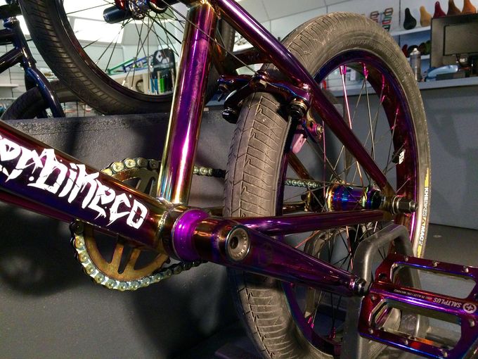 Wo bleiben Reifen im Oil-slick-Colorway? KHEbikes, übernehmen Sie!