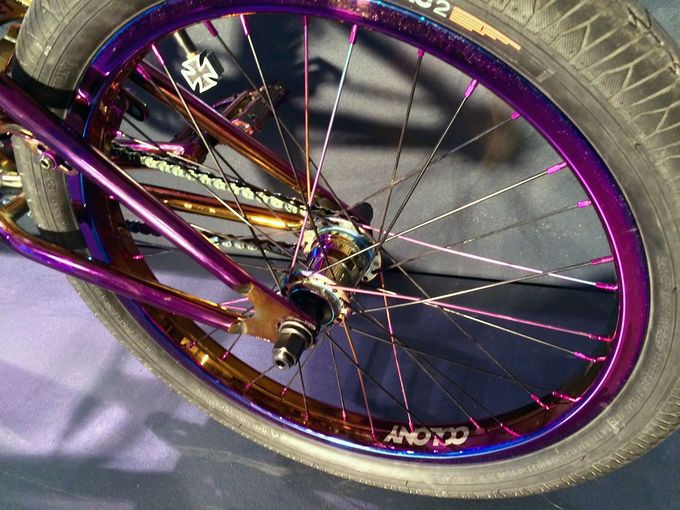 Hinterrad mit Colony-Teilen im Oil-slick-Look