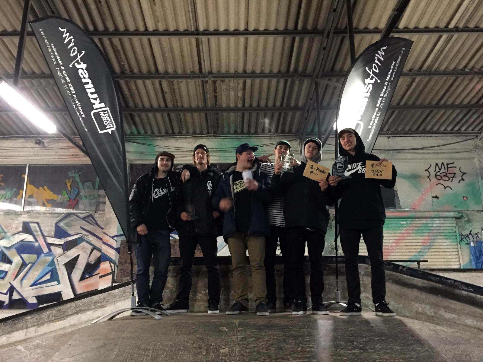 Die Gewinner der Pro-Klasse bei der Last Boost Session in Stuttgart (v.l.n.r.): Fabian Bader (6.), Moritz Nußbaumer (3.), Leon Hoppe (5.), Tyron Zimmermann (4.), Felix Prangenberg (2.) und Miguel Smajlji (1.)