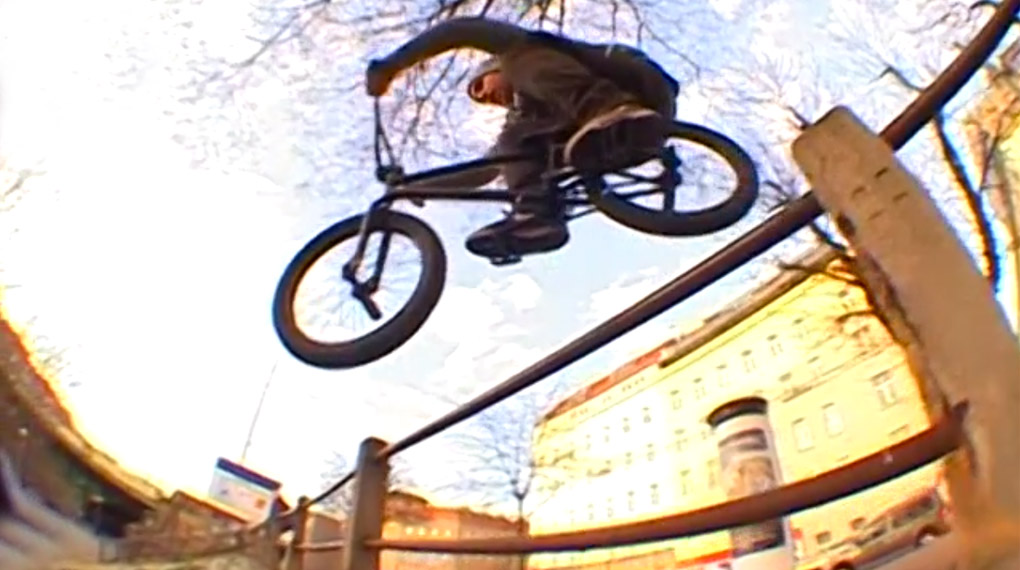 Auf der Suche nach Spaß hat die Dove Shit Kru die Straßen von Wien durchforstet. Ob sie fündig geworden sind, erfährst du im Oida Tape #1.