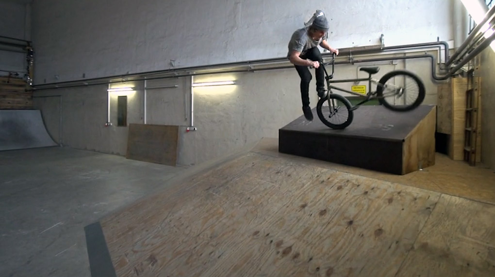 Christian Geisenberger von der BFA-Crew testet in diesem Video die neue Halle des Allgäuer Trockenschwimmer e.V. an.