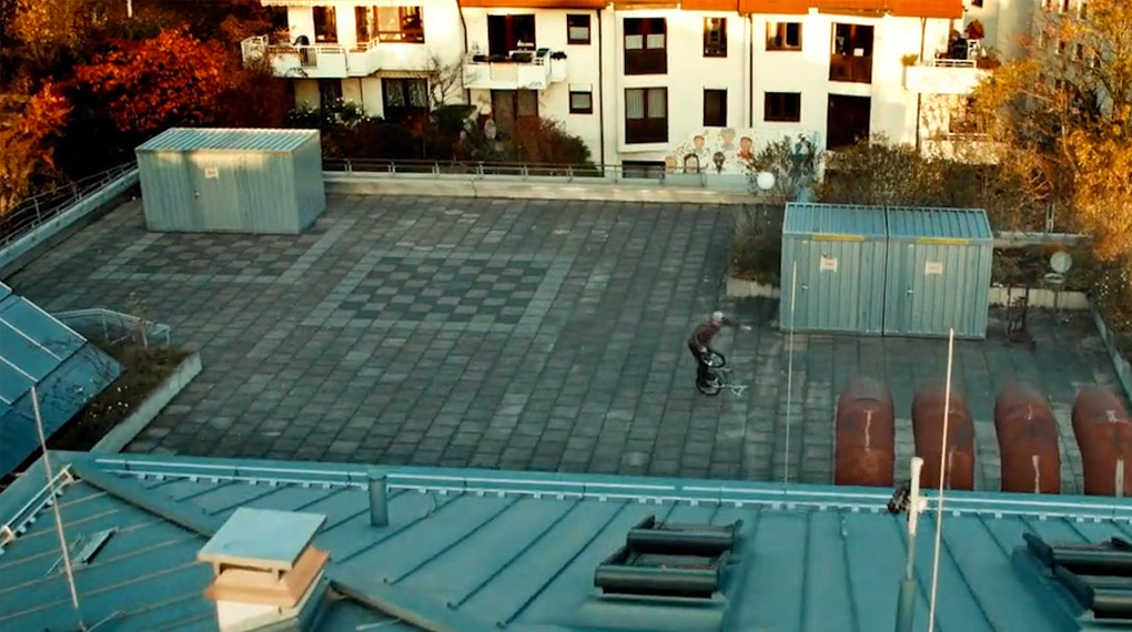 Drohnenfans aufgepasst: Daniel Fuhrmann vom kunstform BMX Shop wirbelt über den Dächern von Stuttgart durch einen wunderschönen Herbstnachmittag.