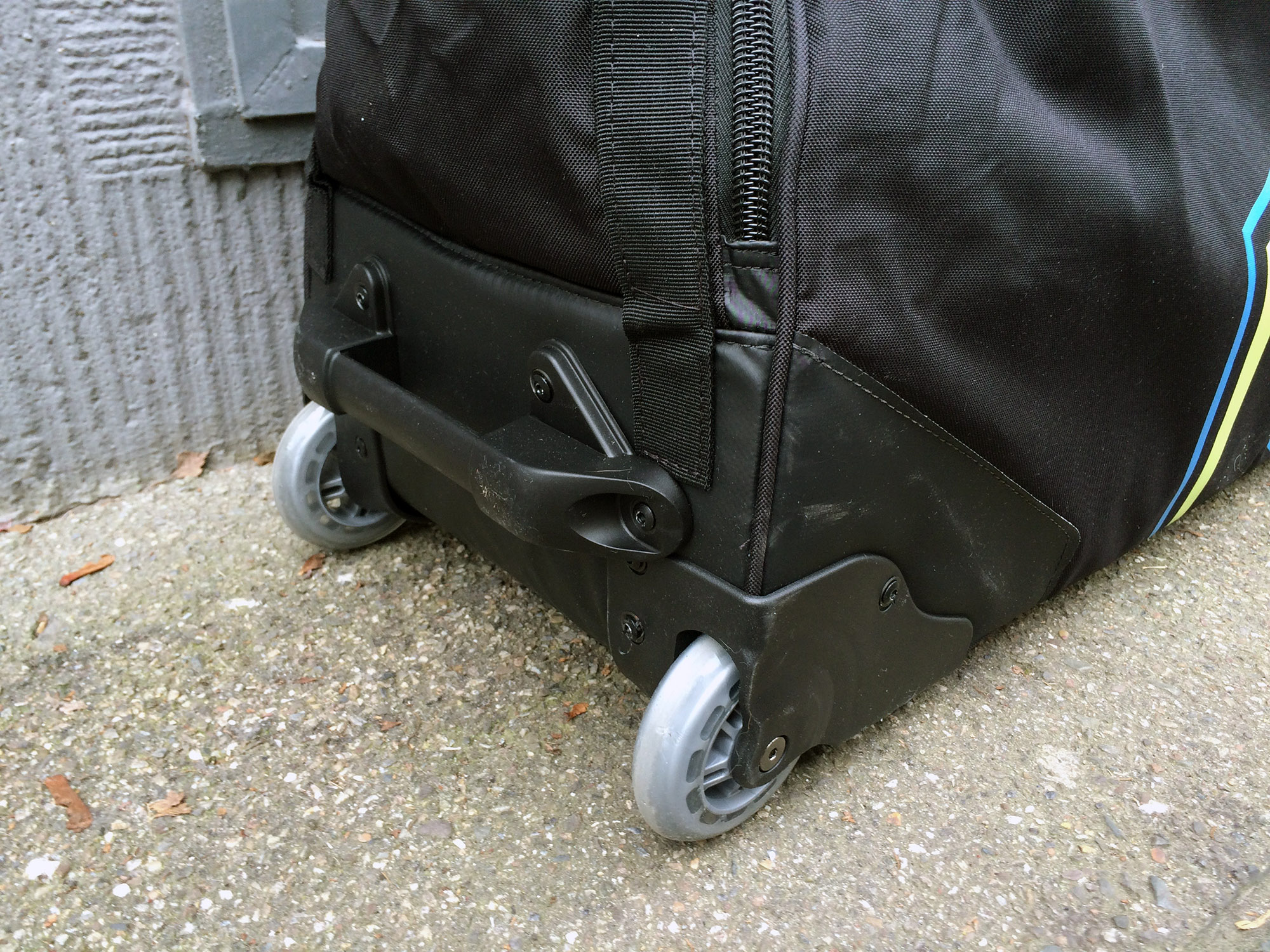 Wobei du das EVOC BMX Travel Bag natürlich im Idealfall hinter dir herziehst, was dank der leichtlaufenden, geräuscharmen und austauschbaren Skaterollen kein Problem ist