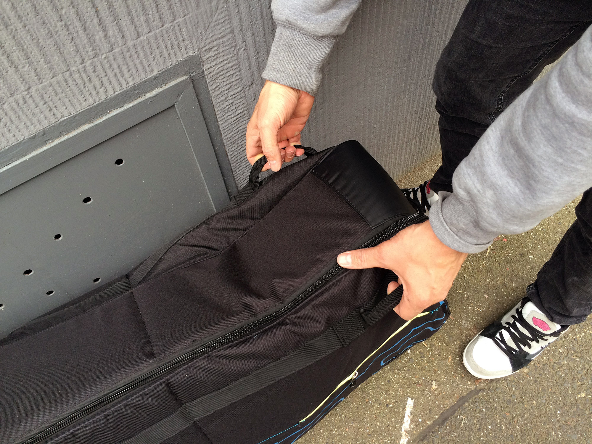 Am Äußeren der Tasche sind mehrere Griffe angebracht, sodass du das EVOC BMX Travel Bag praktisch in jeder Situation gut tragen kannst