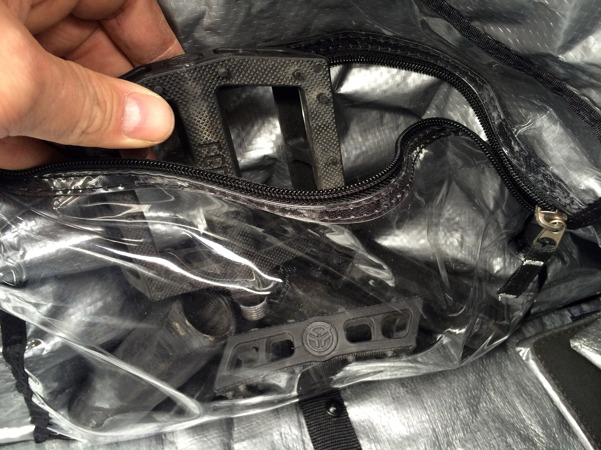 Damit Pedale, Pegs und anderer Kreinkram während der Reise nicht durch die Tasche fliegen, werden sie in einer dafür extra vorgesehenen Tasche im Inneren des EVOC BMX Travel Bike Bags verstaut.