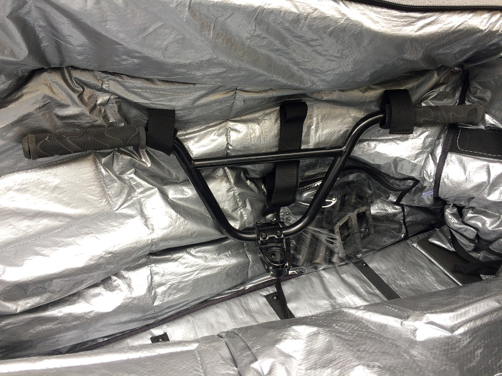 Auch der Lenker bekommt einen eigenen Platz zu gewiesen: Er wird mit Riemen an der Seitenwand im Tascheninneren des EVOC BMX Travel Bags befestigt