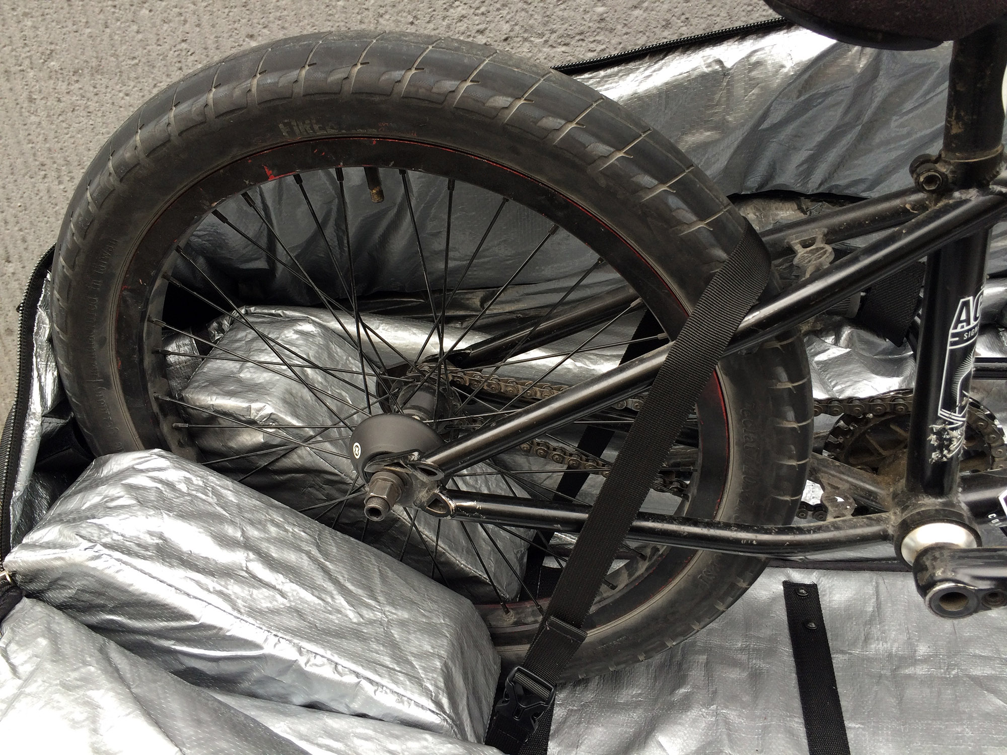 Sobald du Pedale, Pegs, den Lenker und das Vorderrad demontiert hast, ist dein Rad weit genug zerlegt, um in der Tasche platziert zu werden. Für das Hinterbau gibt es zwei Polster, die das Rad vor Beschädigungen schützen. Für weitere Sicherheit sorgen zwei Gurtbändern, mit denen du das Hinterrad und den Rahmen fixierst