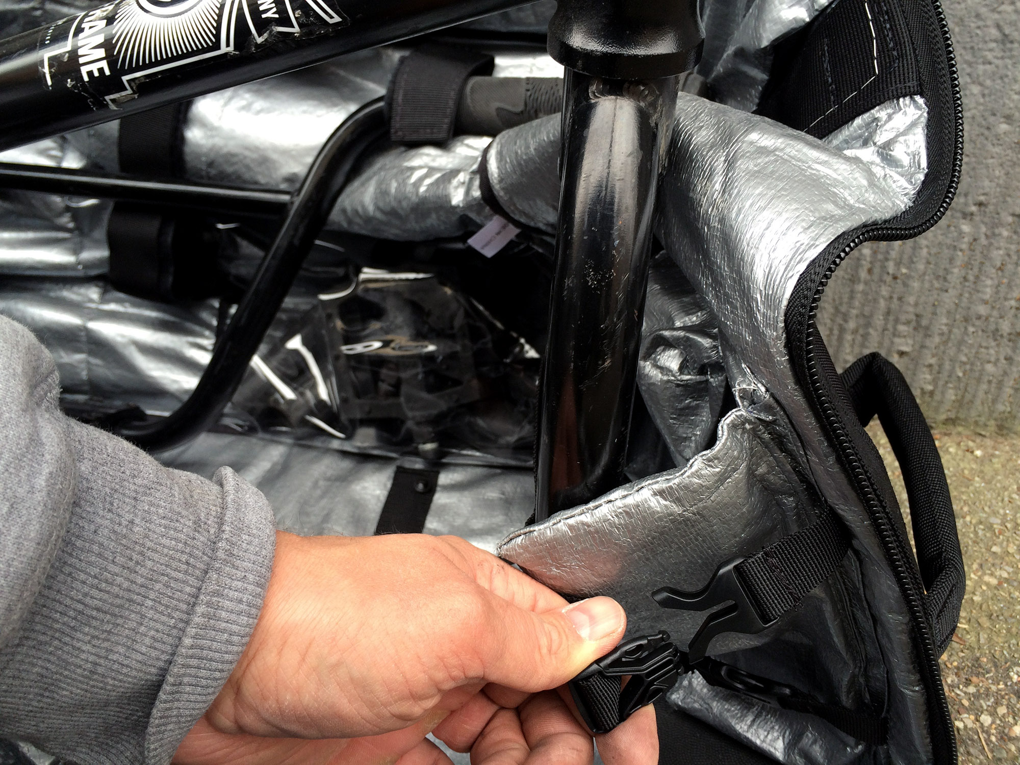 Auch deine Gabel bekommt einen Platz mit Sonderkomfort, sprich: Polsterung und Gurtbändern