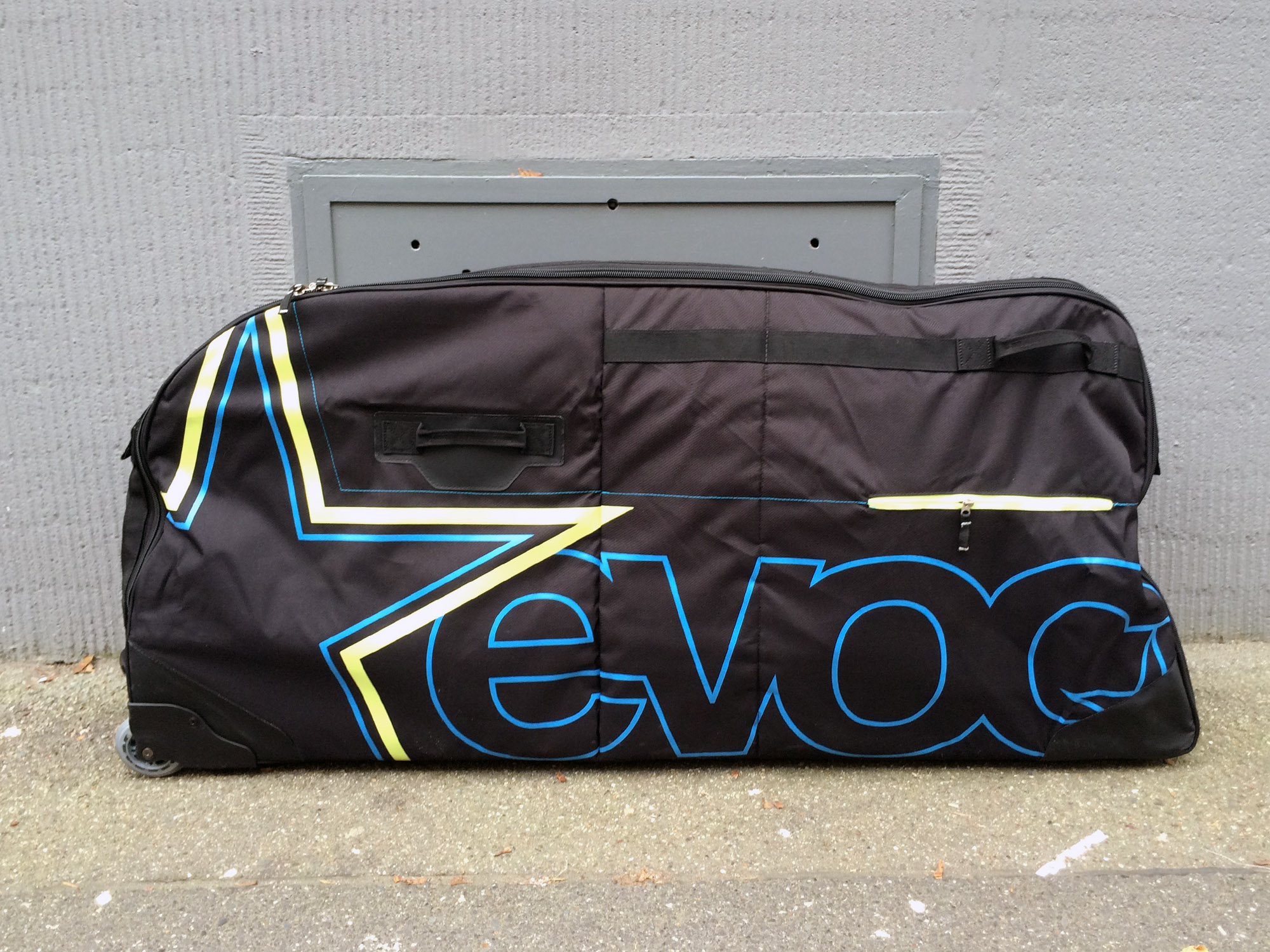 Fertig gepackt, brachte das EVOC BMX Travel Bag bei uns inklusive Werkzeug 18,3 kg auf die Waage