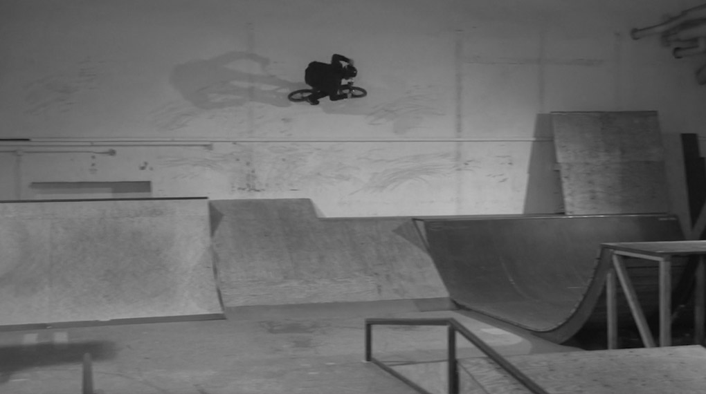 Um so oller, desto doller? Robin Buck, Jochen Nimtz, Moritz Steinröder und Gregor Podlesny zerlegen das Vereinsheim der Allgäuer Trockenschwimmer in Kempten