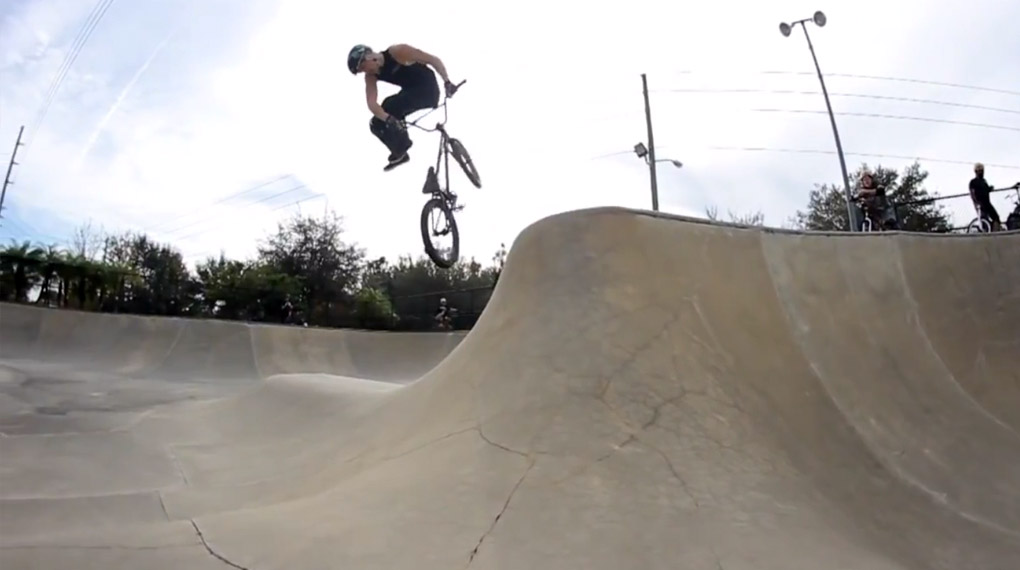 Jackie Straiton gibt in seinem Welcome-Edit für Colony unter anderem einen Double Whip to Footjam to Barspin zum Besten.