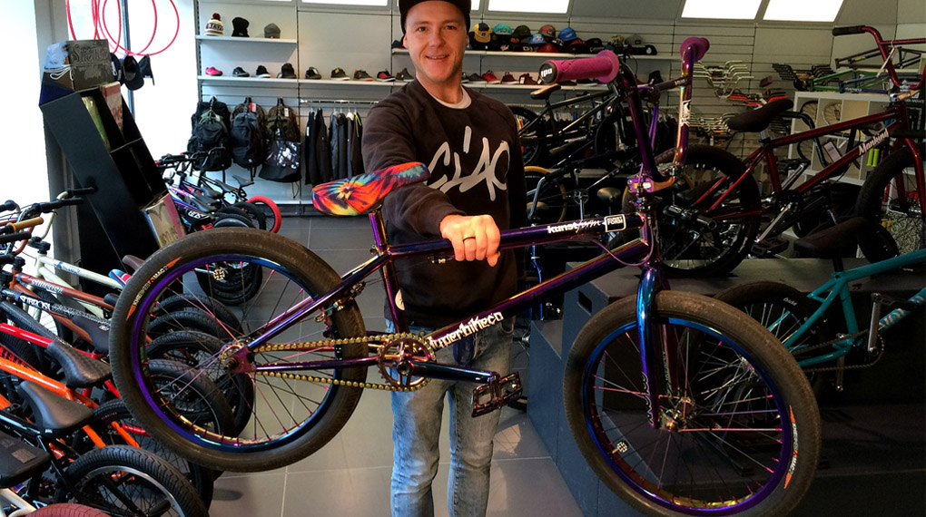 Oil slick forever! Das Zweitrad vom kunstform-Mitarbeiter John Krämer besteht fast komplett aus Teilen im Ölfilmlook. Mehr dazu in diesem Bikecheck.