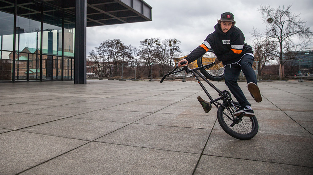 Flatland vom Feinsten: Kevin Nikulski wirbelt in diesem Video wie ein wild gewordener Derwisch über die Platten vor der Berliner Nationalgalerie. Knaller!