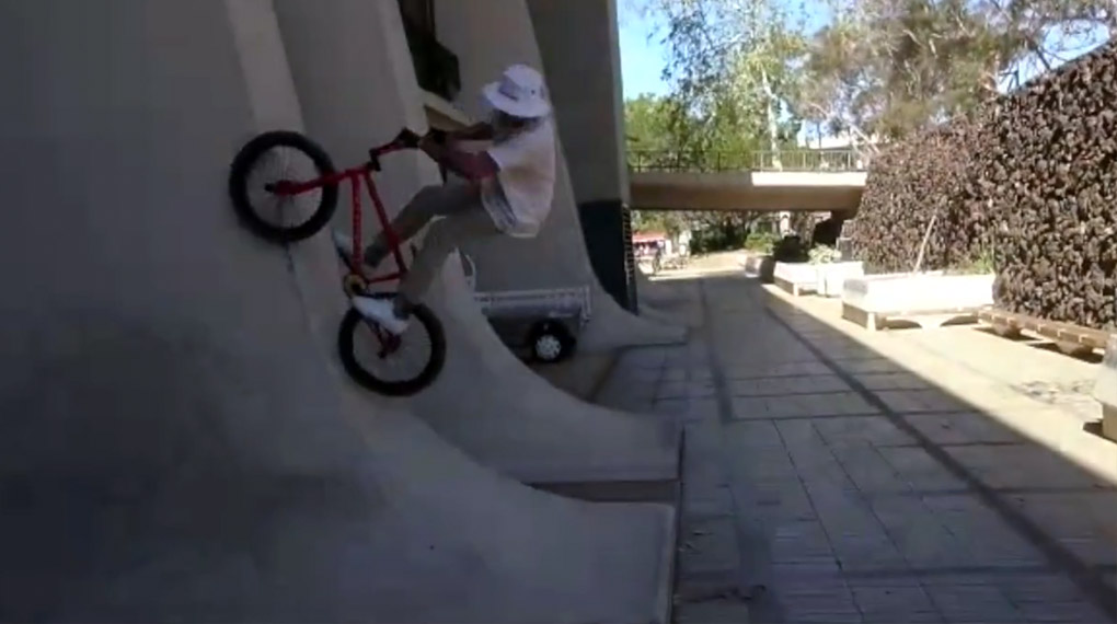 Hier sind ein paar Clips, die Kriss Kyle von sich und Alex Donnachie während eines Trips nach Kalifornien mit seinem Telefon gefilmt hat.