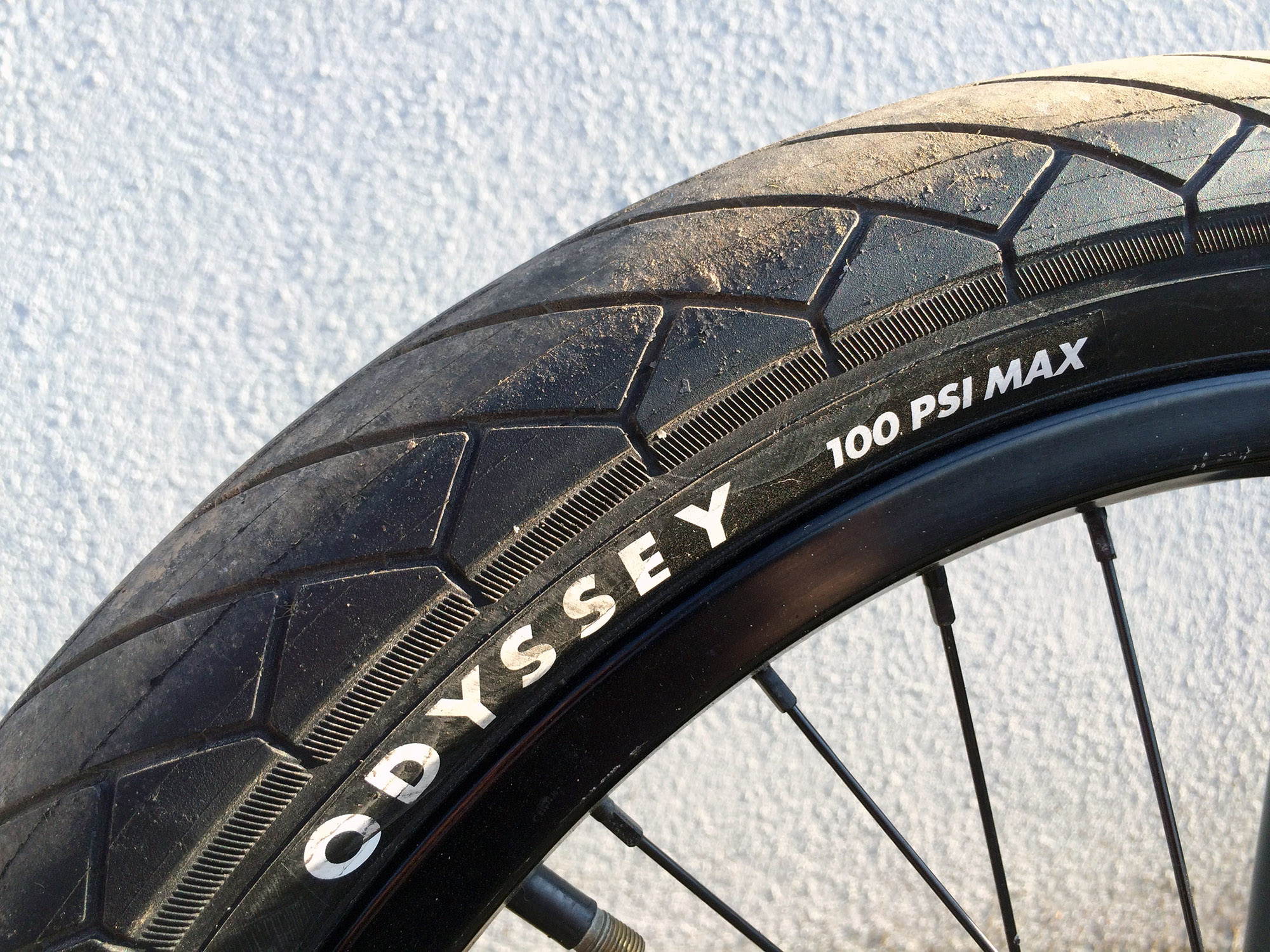 Tom Dugan mag zwar hauptsächlich als Parkfahrer bekannt sein, aber seine Signaturereifen von Odyssey eignen sich auch hervorragend zum Streetfahren