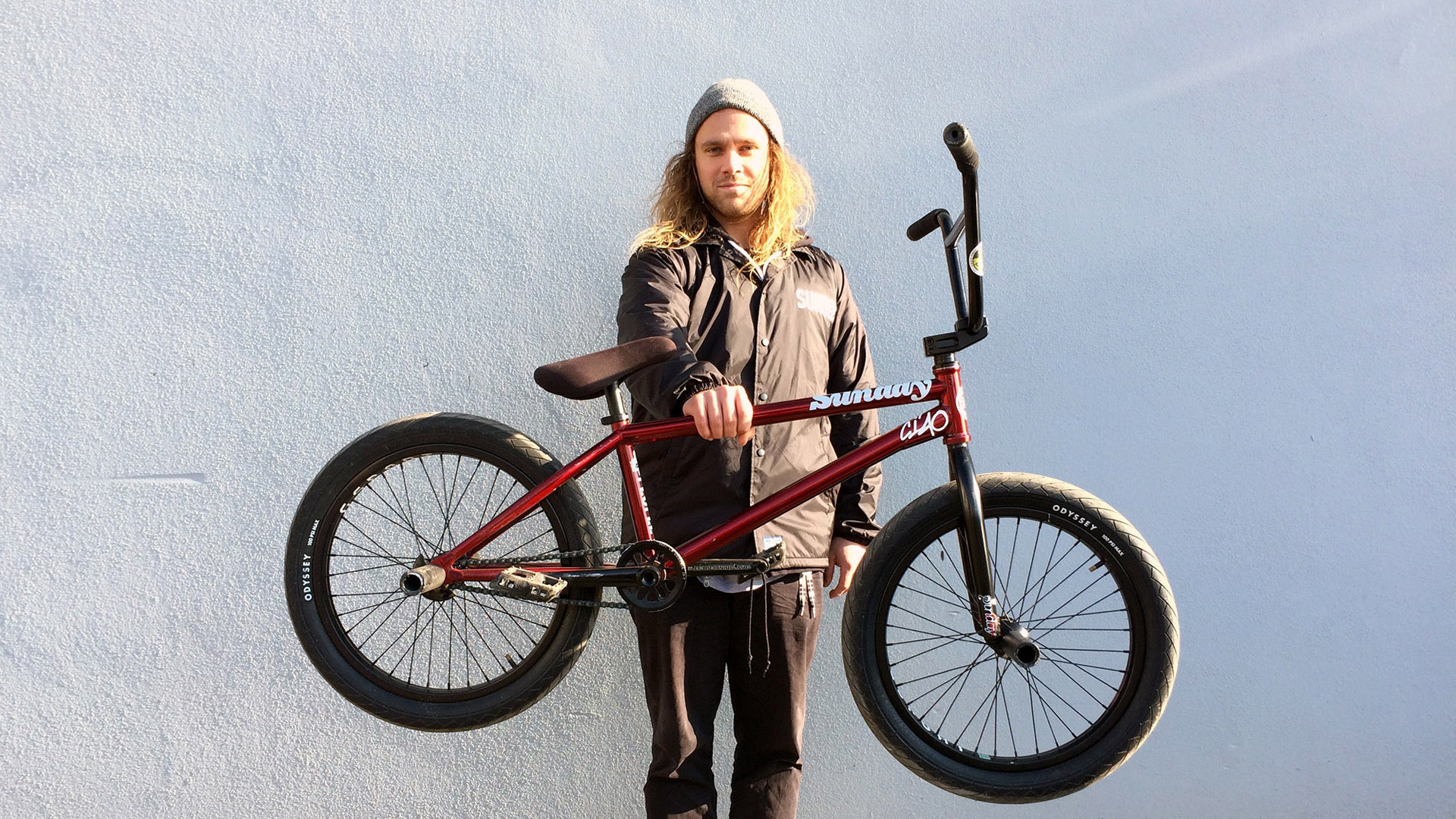 Wo ist das verliebt dreinguckene Emoji, wenn man es braucht? Lukas Häusler hat sich einen Soundwave-Rahmen von Sunday Bikes in trans red zusammengebaut. Mehr dazu in unserem Bikecheck.