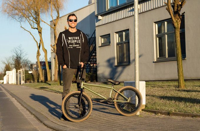 Max Gaertig hat sich einen armeegrünen Cadence in 21,25" von wethepeople zusammengebaut und das Ganze mit einigen interessanten Prototypen garniert