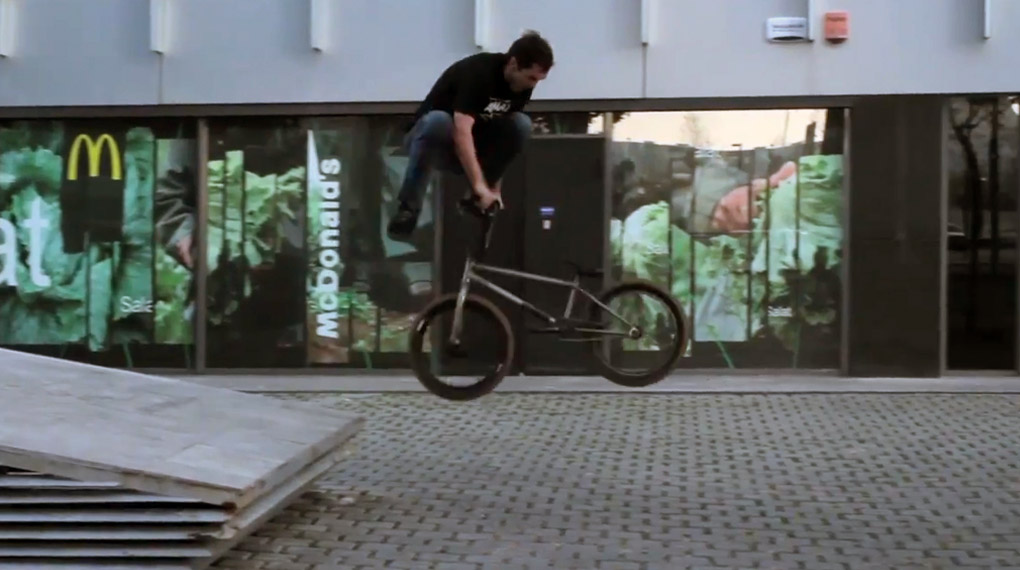 Max Gaertig lautet mit diesem tailwhiplastigen #fourclipfriday für seinen langjährigen Sponsor wethepeople das Wochenende ein.