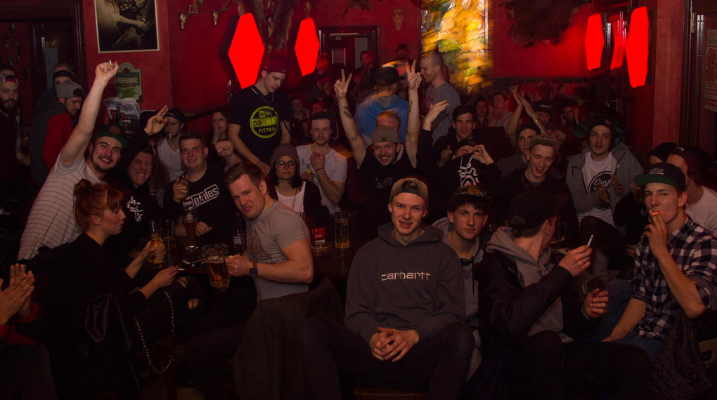 So muss das: Die Jägerklause in Berlin-Friedrichshain platzte bei der Premiere des neuen Videos von Ride with Friends und der Cama Crew aus allen Nähten.