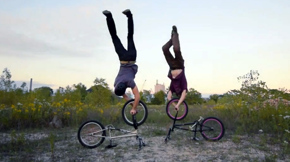 Bodenturnen + BMX + Trial: In seinem neuen Video bekommt Tim Knoll tatkräftige Unterstützung von seinem Bruder im Geiste, Pat Fisher.