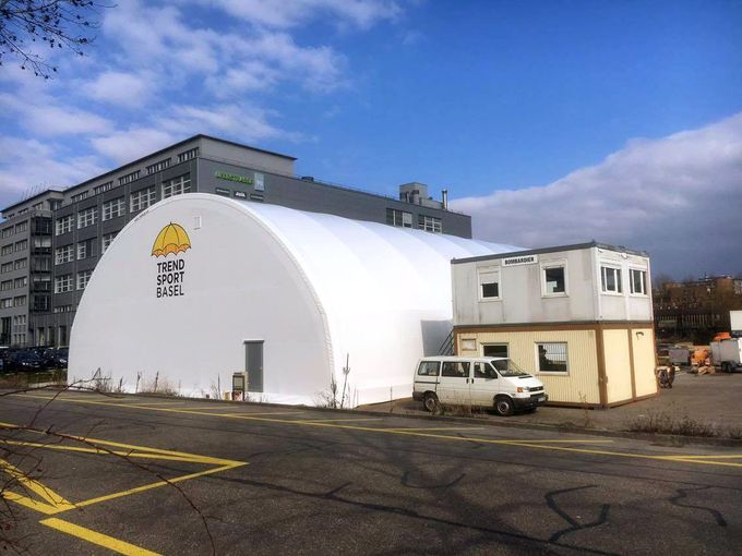 Die Trendsporthalle Basel in der Uferstraße 80 von außen. Im oberen Container eröffnet im Mai 2016 ein BMX-Shop